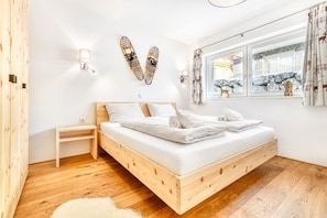 Schlafzimmer 1