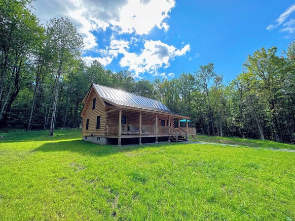“Three Bears Hideaway!” Located in Sugar Hill, a quintessential New England town known for its photogenic beauty, this home sits on a private wooded lot that will make you feel worlds apart.