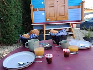 Petit déjeuner en terrasse