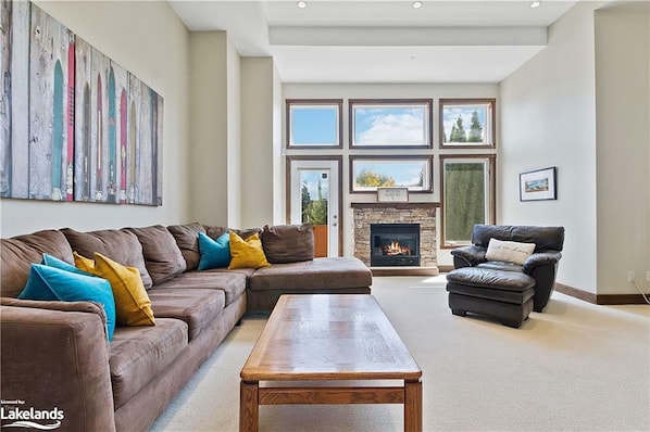 Living Room with 12" Ceilings, TV, fireplace