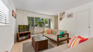Lounge area with 40" Smart TV with WiFi and DVD player