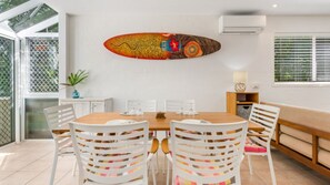Dinning area with 6-seater table.