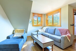 Cozy living room with pullout sofa