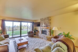Living Area | Gas Fireplace