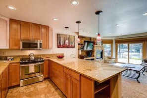 Kitchen - Lion Square Lodge at Lionshead Village