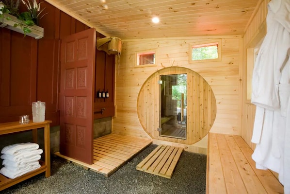 Barrel Sauna for 4 people with cold splash  and hot and cold shower.