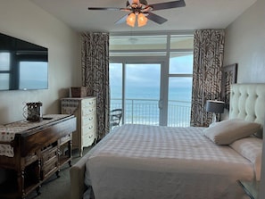 Oceanfront Master Bedroom with King size bed