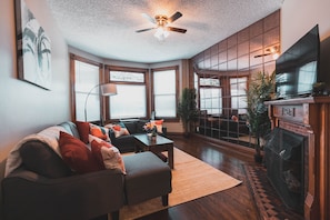 Curved, large windows giving a Victorian feel & pleasant lighting.