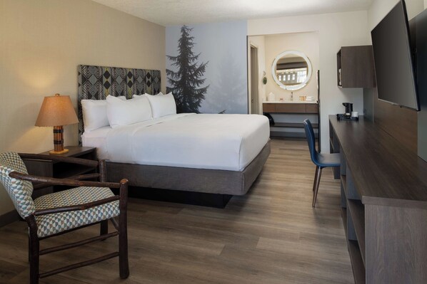 Unit with Queen bed. Exact unit will be assigned upon arrival. Views, colors and decoration may vary.