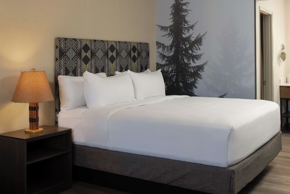 Unit with Queen bed. Exact unit will be assigned upon arrival. Views, colors and decoration may vary.
