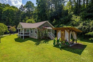 House, yard, private pergola. 