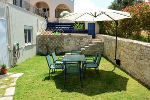 VK Garden Suite private garden area--an excellent outdoor dining space.