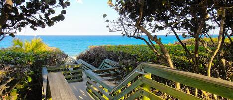 Jupiter Beach - Just a 5 minute walk from this 5 star condo