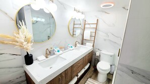 Sparkling Clean, Plenty of Bath Linens!