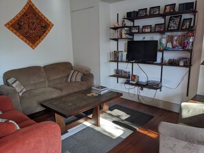 Comfortable spacious living area with Smart TV (Apps, Netflix, Prime) & stereo