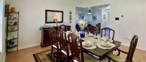  Dining room for family & friends. Your spacious & cozy home away from home.