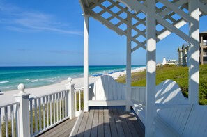 5 MINUTE WALK OR 352 YARDS TO PRIVATE SEASIDE BEACHES