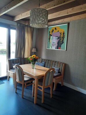 Dinnertable/ corner