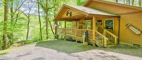 A private, peaceful cabin in a mountain country club setting