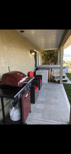 Bbq and private outdoor area with hot tub