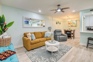 Living Room | Queen Sleeper Sofa | Free WiFi | Central A/C | Electric Fireplace