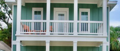 Front facing Cervantes St, upstairs balcony to enjoy coffee or tea