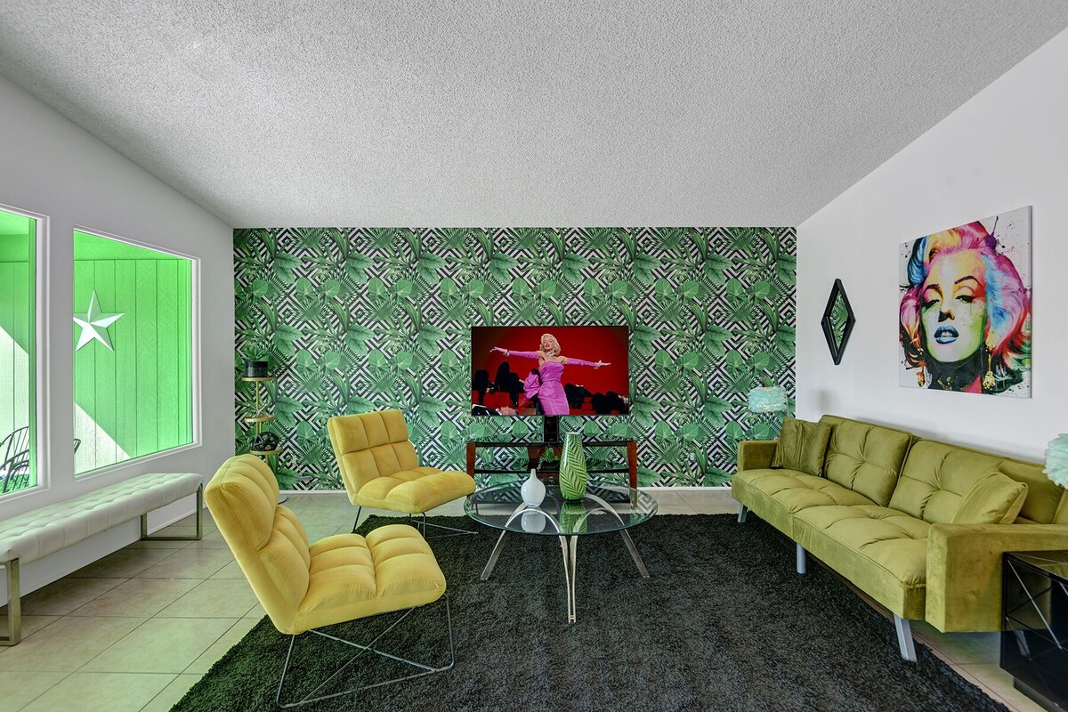 Marilyn’s Secret – Mid Century Modern Black House