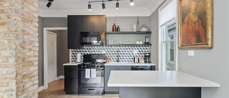 Check out the modern design in our full kitchen!
