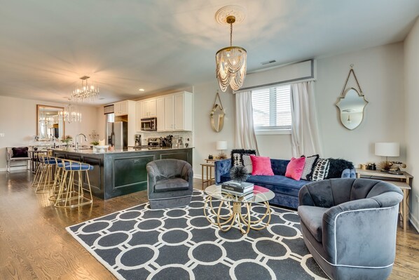 Furniture, Living Room, Room, Indoors, Flooring