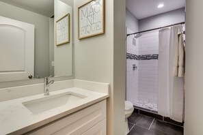 Indoors, Room, Bathroom, Bathtub, Tub