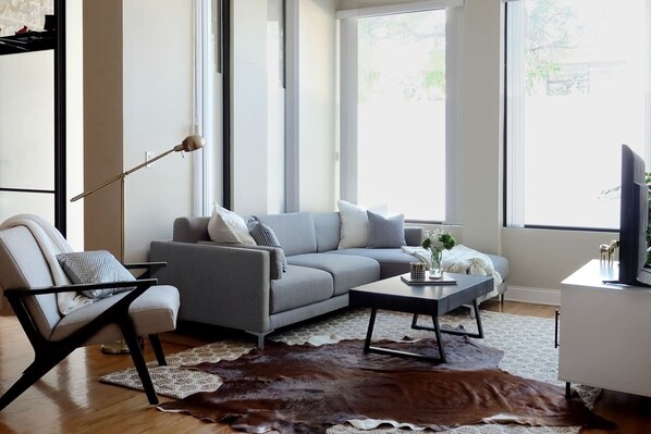 Furniture, Table, Coffee Table, Rug, Tabletop
