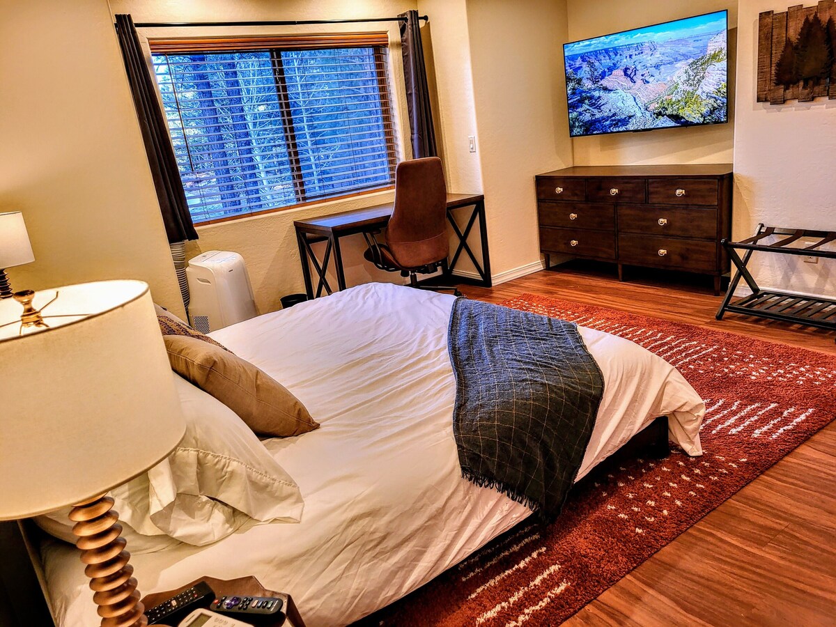 4 king beds 6 bunk beds fireplace & hot tub in the pines near downtown Flagstaff