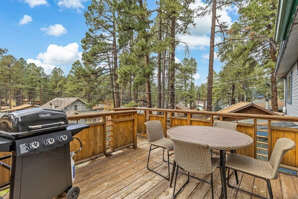 Grill and enjoy the views!  Surrounded by Ponderosa Pines everywhere you look, soak in that mountain air and enjoy your home away from home.