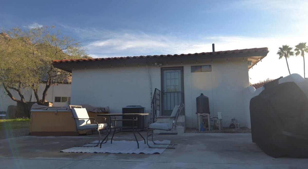 1 bedroom guest home in Oro Valley! Mountain views, hot tub. Private entry!