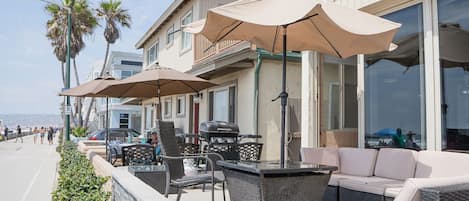 Amazing beachfront lounge right on the Ocean boardwalk. Views & people watching!