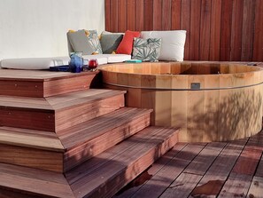Outdoor spa tub