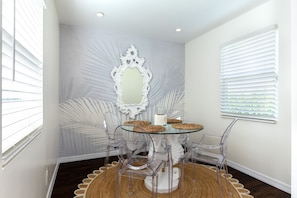 separate breakfast area to accommodate 4 guests
