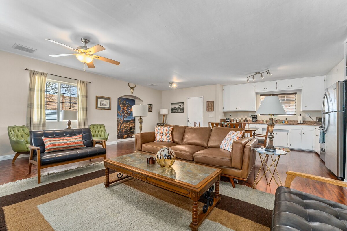 Village House – Hot Tub, Pool, walk to downtown shops