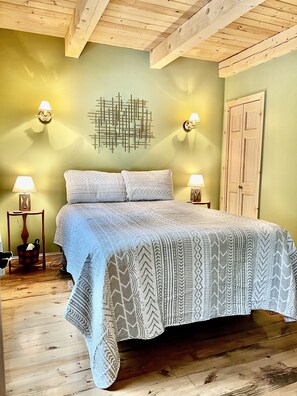 Bedroom 1 - Queen Bed