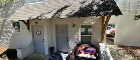 Cute 2bd/2ba condo with greenspace for fun only .5mi from AU campus!