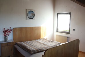 Großes Schlafzimmer 2 - mit hoher Decke und Fernblick.