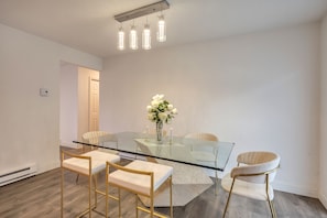 Dining table comfortably seats 6-7.