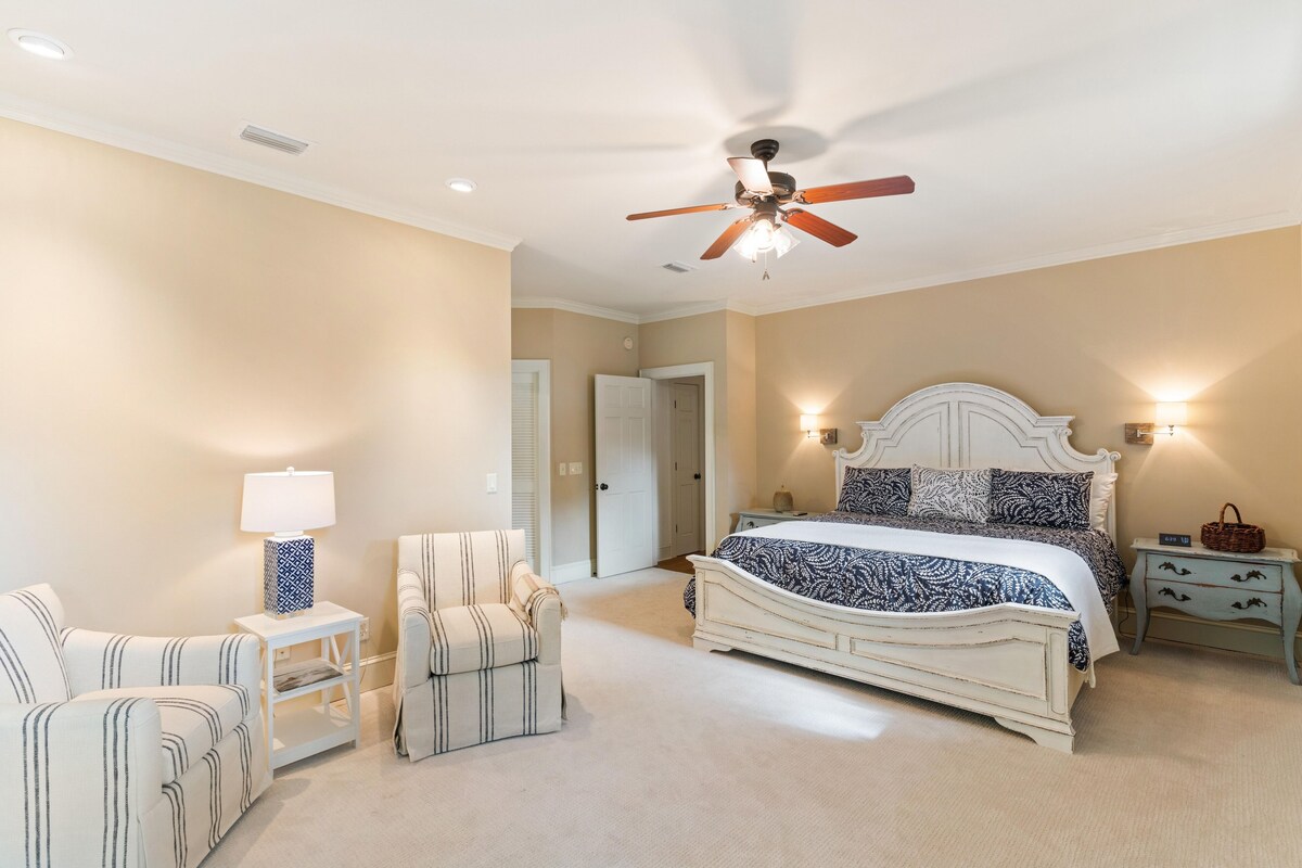 Comfy home located near the Pier and Village area, sleeps 6