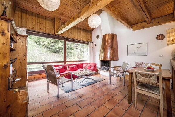 Relax in the bright living area with a large window overlooking the pistes!
