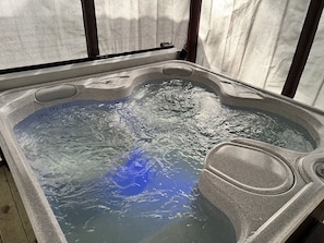 Indoor spa tub