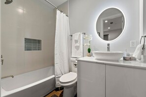 Secondary bathroom en-suite
