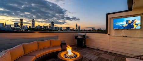 Majestic roof top with Big views of city plus outdoor TV, firepit and comfortable outdoor sitting for up to 8.