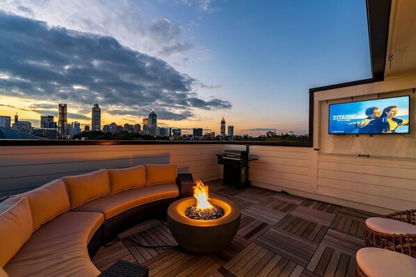 Majestic roof top with Big views of city plus outdoor TV, firepit and comfortable outdoor sitting for up to 8.