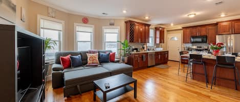 Living room connecting with the kitchen