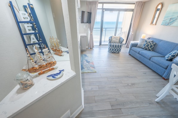 Direct Oceanfront, Beautifully Decorated